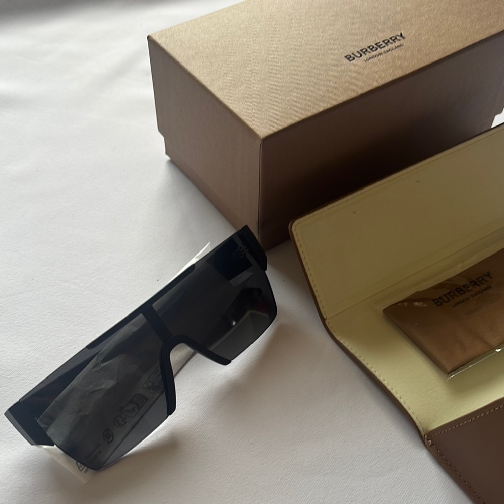 Burberry Black Unisex Sunglasses